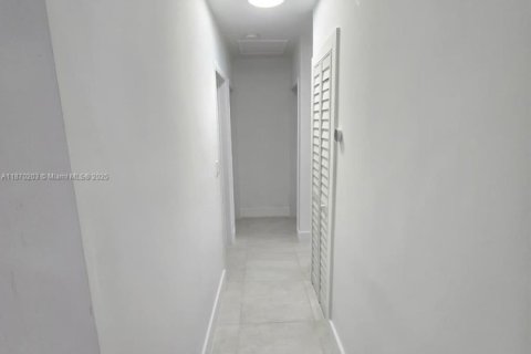 Casa en venta en Miami, Florida, 5 dormitorios, 175.96 m2 № 1929423 - foto 8