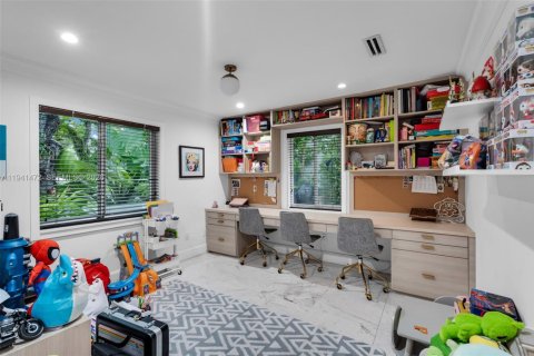 House in Coral Gables, Florida 4 bedrooms, 217.02 sq.m. № 1999081 - photo 13