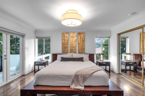 House in Coral Gables, Florida 4 bedrooms, 217.02 sq.m. № 1999081 - photo 17