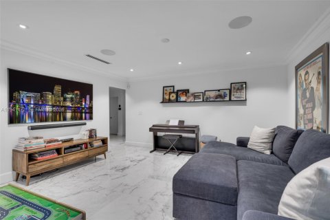 House in Coral Gables, Florida 4 bedrooms, 217.02 sq.m. № 1999081 - photo 12