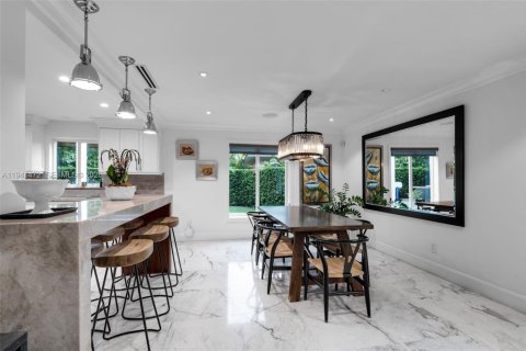 House in Coral Gables, Florida 4 bedrooms, 217.02 sq.m. № 1999081 - photo 6