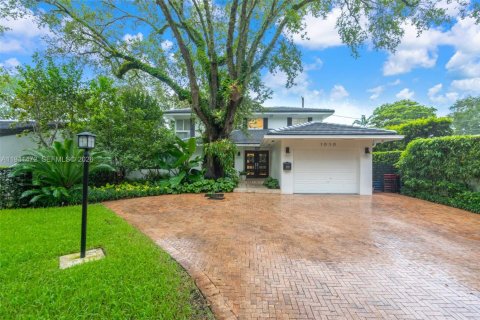 House in Coral Gables, Florida 4 bedrooms, 217.02 sq.m. № 1999081