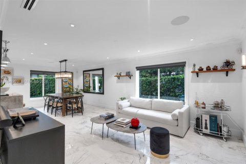 House in Coral Gables, Florida 4 bedrooms, 217.02 sq.m. № 1999081 - photo 3