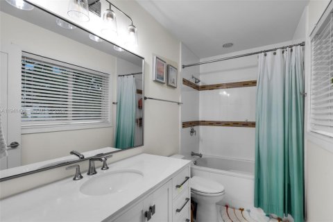 House in Coral Gables, Florida 4 bedrooms, 217.02 sq.m. № 1999081 - photo 20