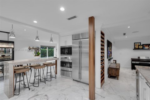 House in Coral Gables, Florida 4 bedrooms, 217.02 sq.m. № 1999081 - photo 10