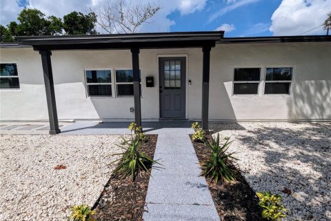 Casa en alquiler en Saint Petersburg, Florida, 3 dormitorios, 113.71 m2 № 1846832 - foto 2