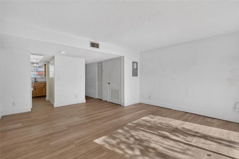 Propiedad comercial en venta en Holly Hill, Florida, 4 dormitorios, 199.18 m2 № 2419190 - foto 22