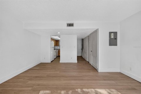 Propiedad comercial en venta en Holly Hill, Florida, 4 dormitorios, 199.18 m2 № 2419190 - foto 23