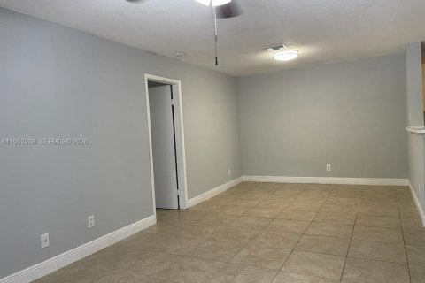 Condo in Coral Springs, Florida, 2 bedrooms  № 2027374 - photo 3