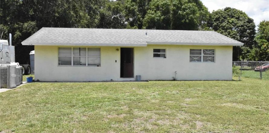House in Immokalee, Florida 4 bedrooms, 114.46 sq.m. № 2148205