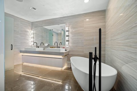 Condo in Fort Lauderdale, Florida, 2 bedrooms № 2420829 - photo 16