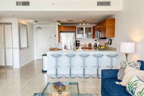 Condominio en alquiler en Miami, Florida, 1 dormitorio, 67.45 m2 № 1938106 - foto 2