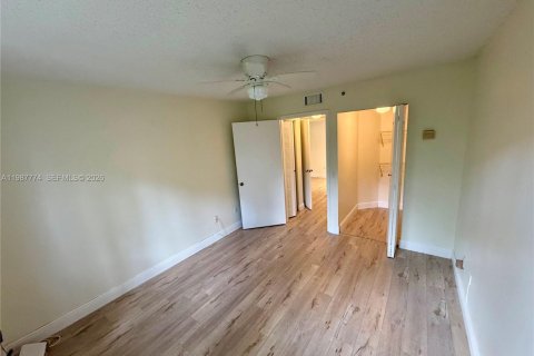 Снять в аренду квартиру в Холливуд, Флорида 1 спальня, 49.89м2, № 2048986 - фото 9