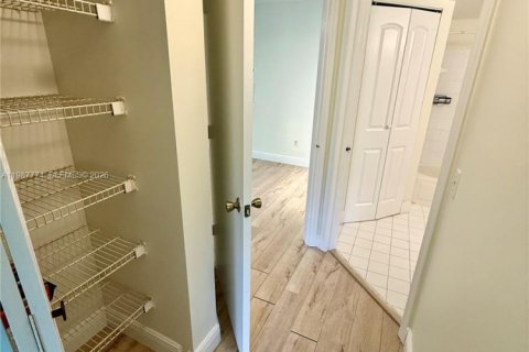 Снять в аренду квартиру в Холливуд, Флорида 1 спальня, 49.89м2, № 2048986 - фото 13