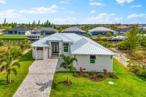 House in Port Charlotte, Florida 3 bedrooms, 198.63 sq.m. № 1687196 - photo 1