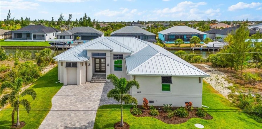 House in Port Charlotte, Florida 3 bedrooms, 198.63 sq.m. № 1687196