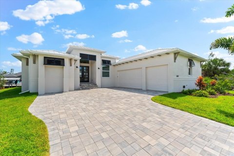 House in Port Charlotte, Florida 3 bedrooms, 198.63 sq.m. № 1687196 - photo 2