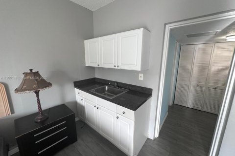 Снять в аренду кондоминиум в Халландейл-Бич, Флорида 29.73м2, № 2014884 - фото 2