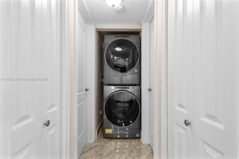 Copropriété à vendre à Hallandale Beach, Floride: 2 chambres, 99.78 m2 № 1881494 - photo 16