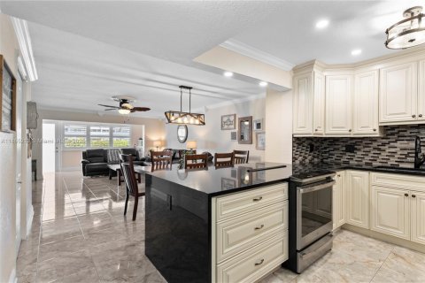 Copropriété à vendre à Hallandale Beach, Floride: 2 chambres, 99.78 m2 № 1881494 - photo 1