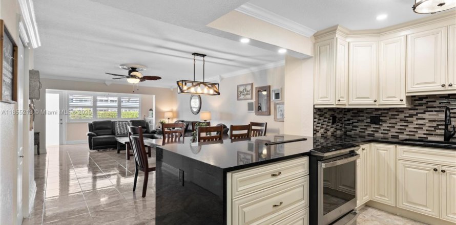 Condo in Hallandale Beach, Florida, 2 bedrooms № 1881494