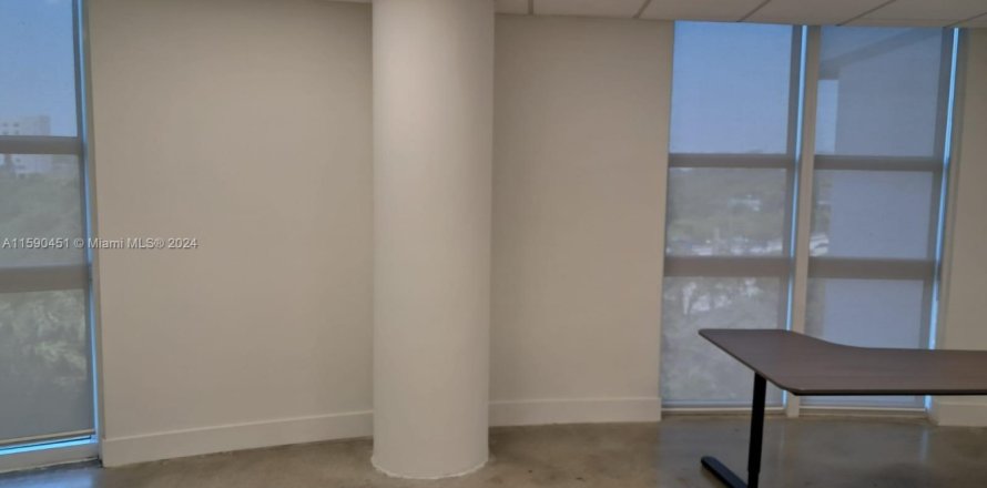 Commercial property in Miami, Florida № 1180124