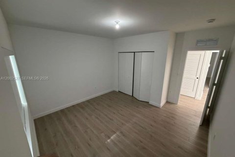 Casa en alquiler en Hialeah, Florida, 4 dormitorios № 2067898 - foto 4