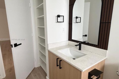 Casa en alquiler en Hialeah, Florida, 4 dormitorios № 2067898 - foto 7