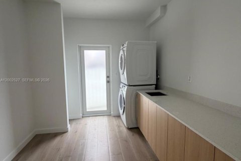 Casa en alquiler en Hialeah, Florida, 4 dormitorios № 2067898 - foto 9