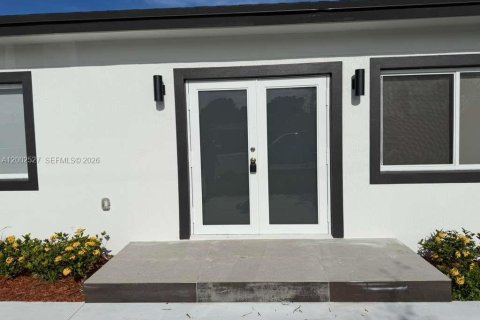 Casa en alquiler en Hialeah, Florida, 4 dormitorios № 2067898 - foto 2