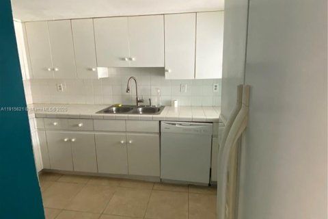 Condo in Hialeah Gardens, Florida, 2 bedrooms  № 1971956 - photo 7