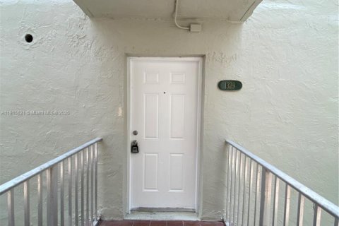 Condo in Hialeah Gardens, Florida, 2 bedrooms  № 1971956 - photo 1