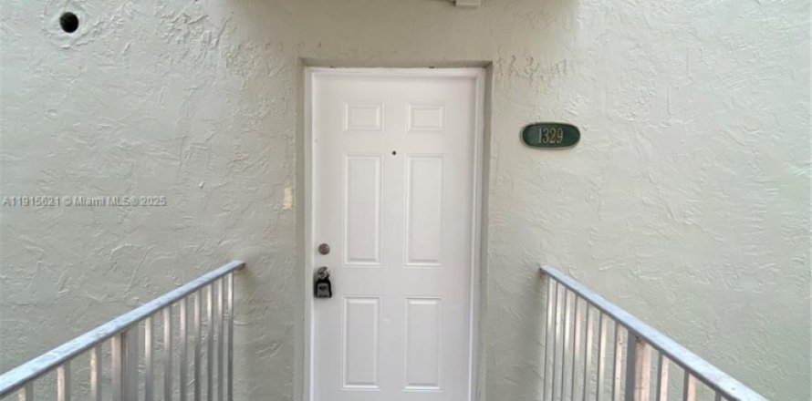 Condo in Hialeah Gardens, Florida, 2 bedrooms  № 1971956
