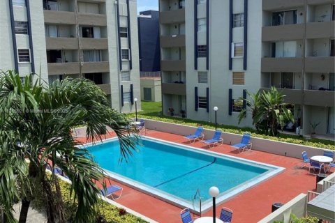 Condo in Hialeah Gardens, Florida, 2 bedrooms  № 1971956 - photo 11