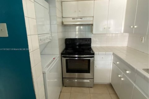 Condo in Hialeah Gardens, Florida, 2 bedrooms  № 1971956 - photo 4