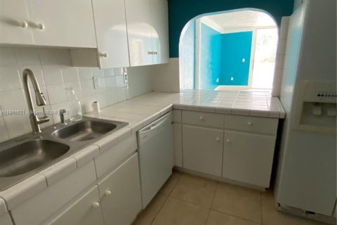 Condo in Hialeah Gardens, Florida, 2 bedrooms  № 1971956 - photo 5
