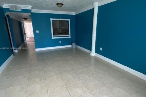 Condo in Hialeah Gardens, Florida, 2 bedrooms  № 1971956 - photo 10