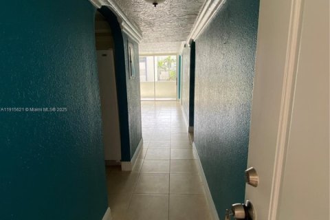 Condo in Hialeah Gardens, Florida, 2 bedrooms  № 1971956 - photo 3