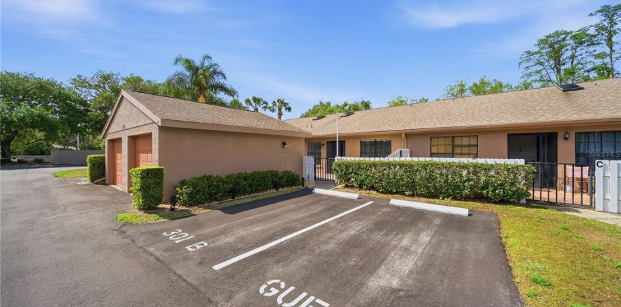 House in Tarpon Springs, Florida 2 bedrooms, 108.7 sq.m. № 2217418