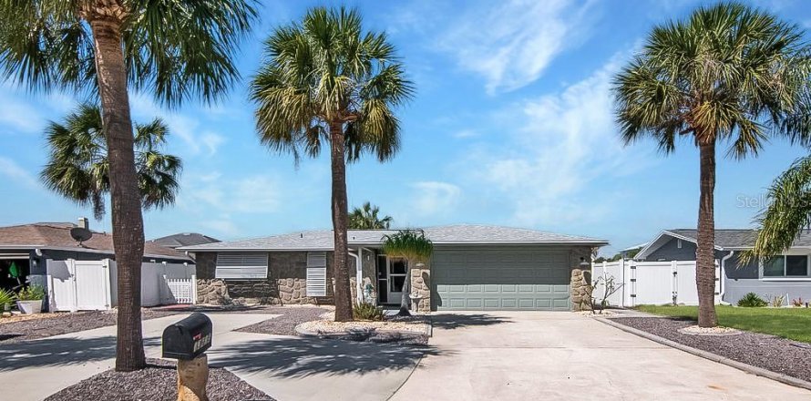 House in Hudson, Florida 2 bedrooms, 125.79 sq.m. № 2121247
