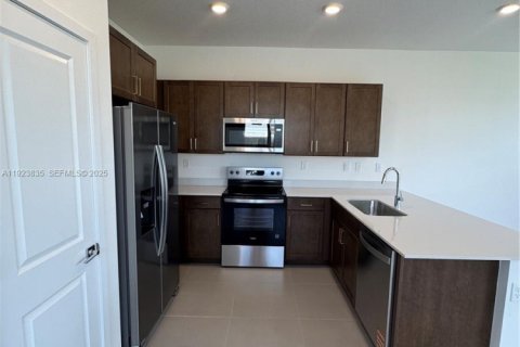 Снять в аренду таунхаус в Хомстед, Флорида 4 спальни, № 1982146 - фото 4