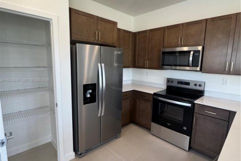 Снять в аренду таунхаус в Хомстед, Флорида 4 спальни, № 1982146 - фото 5