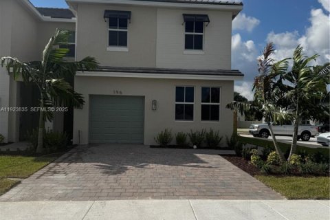 Снять в аренду таунхаус в Хомстед, Флорида 4 спальни, № 1982146 - фото 1