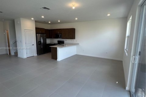 Снять в аренду таунхаус в Хомстед, Флорида 4 спальни, № 1982146 - фото 2