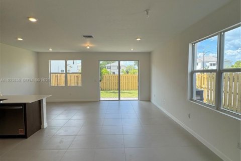 Снять в аренду таунхаус в Хомстед, Флорида 4 спальни, № 1982146 - фото 3