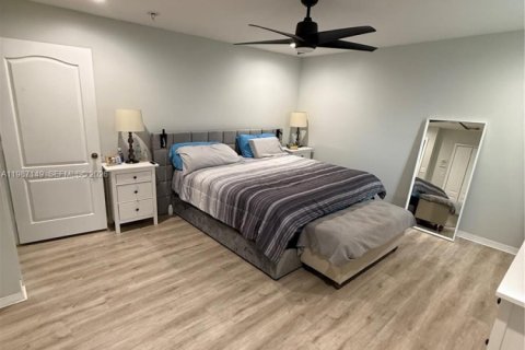 House in Miami, Florida 4 bedrooms, 235.51 sq.m. № 2046609 - photo 13