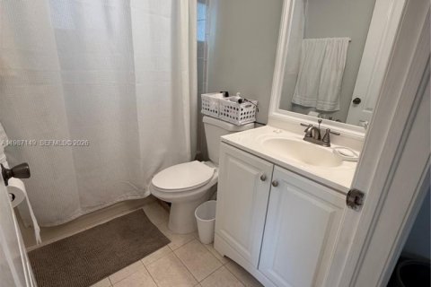 House in Miami, Florida 4 bedrooms, 235.51 sq.m. № 2046609 - photo 22