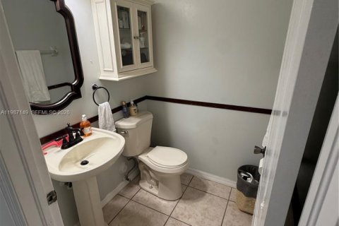 House in Miami, Florida 4 bedrooms, 235.51 sq.m. № 2046609 - photo 10