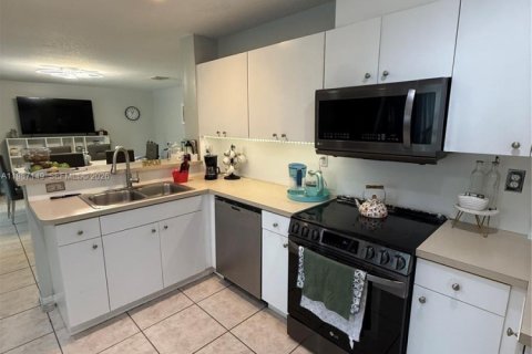 House in Miami, Florida 4 bedrooms, 235.51 sq.m. № 2046609 - photo 8