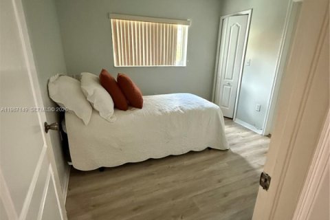 House in Miami, Florida 4 bedrooms, 235.51 sq.m. № 2046609 - photo 20